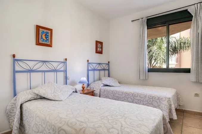 Apartamento vacacional "Jardines de Zahara" con piscina, balcón, vistas a la montaña y al mar