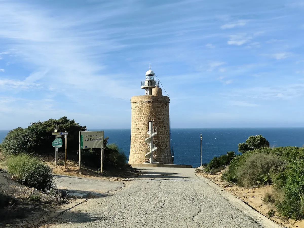Torre de Cabo de Gracia y faro de Camarinal
