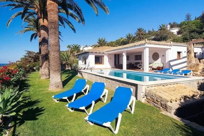 Villa de lujo en 'Playa Atlanterra' con vistas al mar, piscina, jardín y Wi-Fi